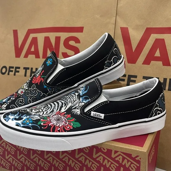 Vans Men’s Black Slip-On Shoes with Floral and Tiger Design Classic Slip-OnSnkr