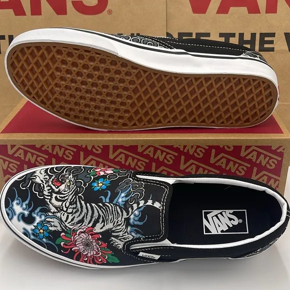 Vans Men’s Black Slip-On Shoes with Floral and Tiger Design Classic Slip-OnSnkr