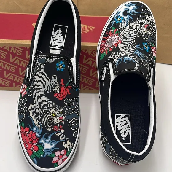 Vans Men’s Black Slip-On Shoes with Floral and Tiger Design Classic Slip-OnSnkr