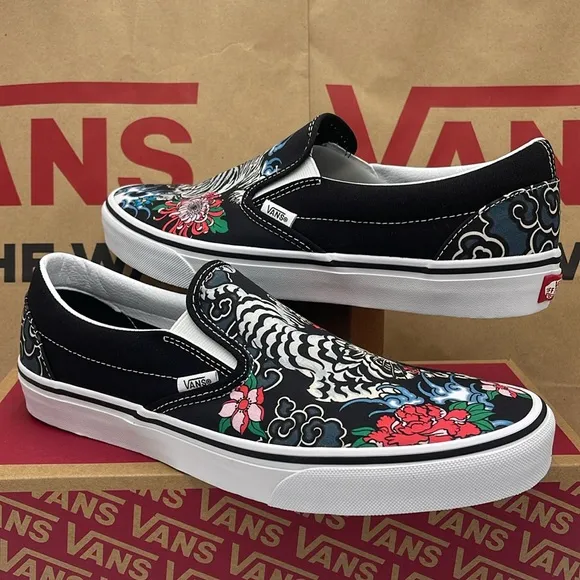 Vans Men’s Black Slip-On Shoes with Floral and Tiger Design Classic Slip-OnSnkr