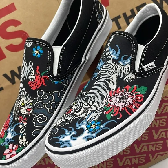 Vans Men’s Black Slip-On Shoes with Floral and Tiger Design Classic Slip-OnSnkr