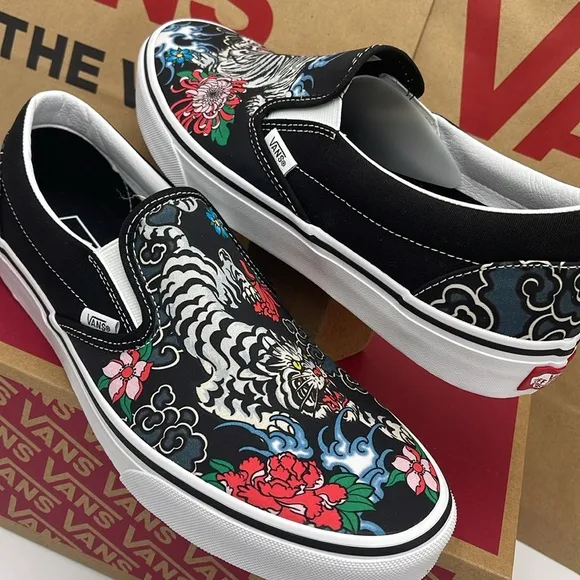Vans Men’s Black Slip-On Shoes with Floral and Tiger Design Classic Slip-OnSnkr