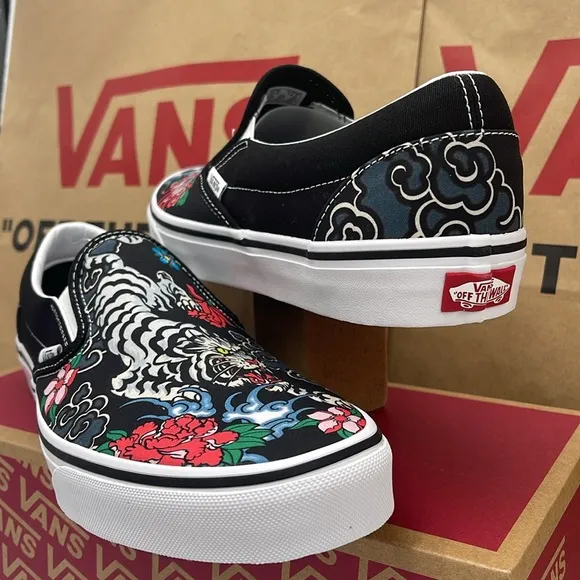 Vans Men’s Black Slip-On Shoes with Floral and Tiger Design Classic Slip-OnSnkr