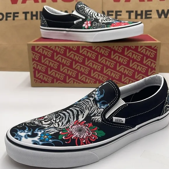 Vans Men’s Black Slip-On Shoes with Floral and Tiger Design Classic Slip-OnSnkr