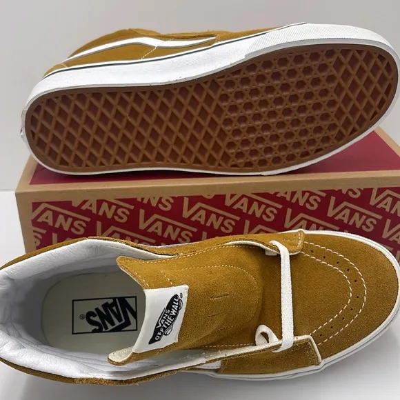 Vans WMNS High-Top Sneakers in Mustard White Sk8-HiColor Theory Golden Brown