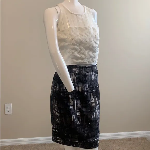 VINCE Abstract Print Silk pencil skirt EUC