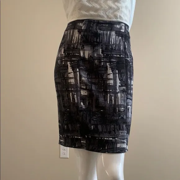 VINCE Abstract Print Silk pencil skirt EUC