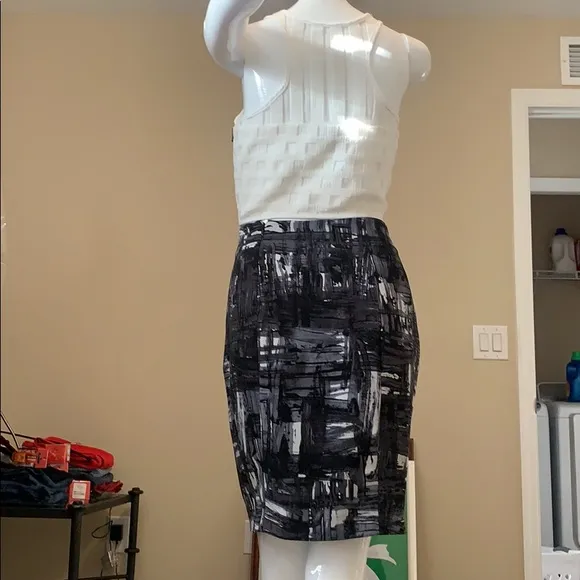 VINCE Abstract Print Silk pencil skirt EUC