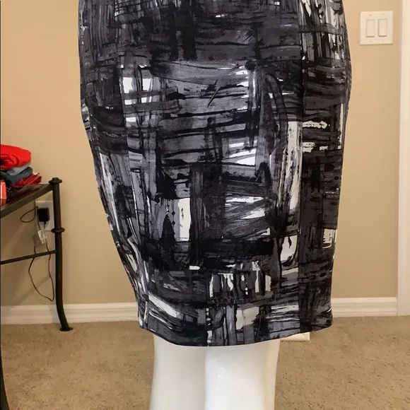 VINCE Abstract Print Silk pencil skirt EUC