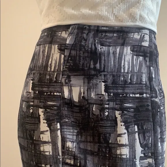 VINCE Abstract Print Silk pencil skirt EUC