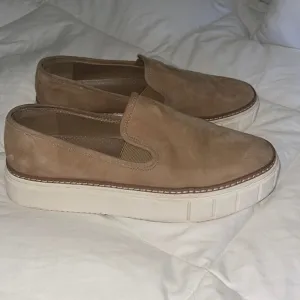 Vince Camuto Remmeya Leather slip-ons platform sneakers Tan size 8. EUC