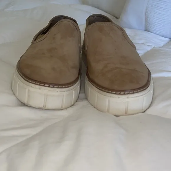 Vince Camuto Remmeya Leather slip-ons platform sneakers Tan size 8. EUC