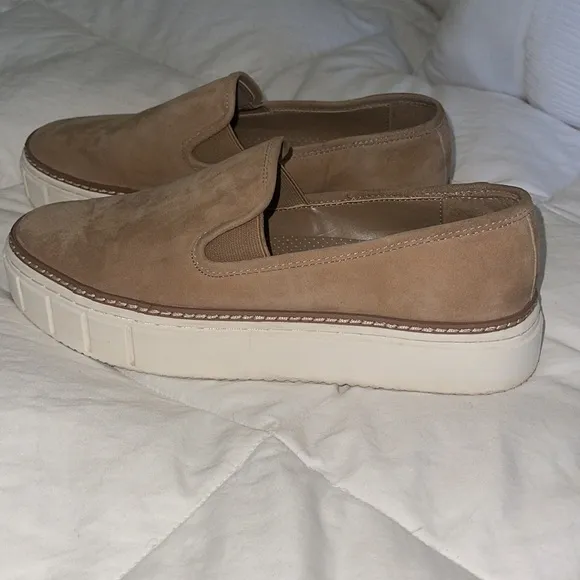 Vince Camuto Remmeya Leather slip-ons platform sneakers Tan size 8. EUC