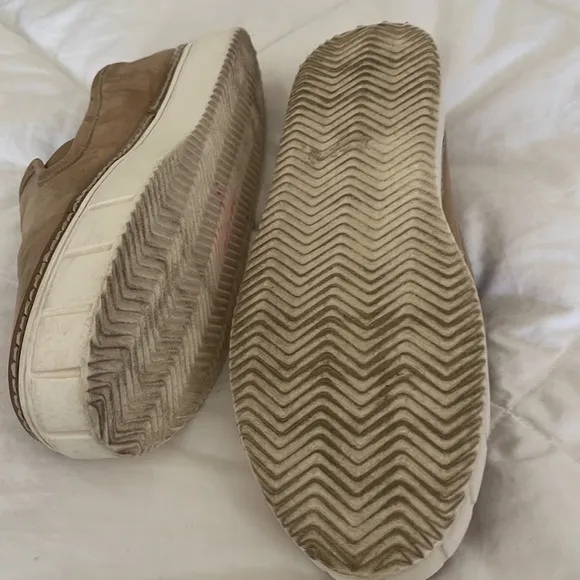 Vince Camuto Remmeya Leather slip-ons platform sneakers Tan size 8. EUC
