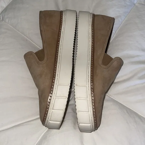 Vince Camuto Remmeya Leather slip-ons platform sneakers Tan size 8. EUC