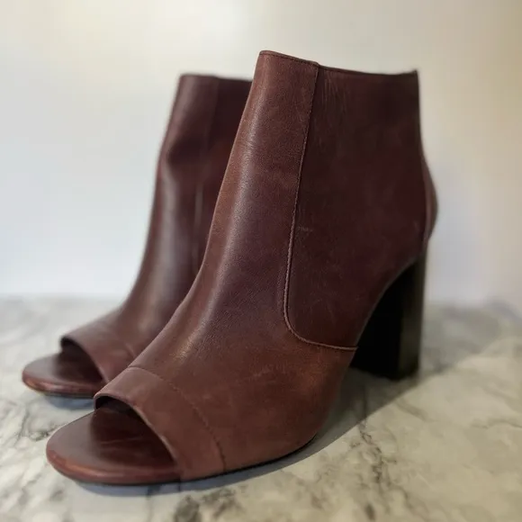 VINCE. SHOES FIONN PEEP TOE BOOTIES ANKLE BOOTS HEELS FIG LEATHER 8.5 US