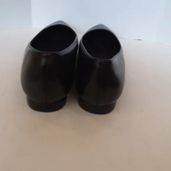 Walking Cradles black leather comfort pointy toe shoes