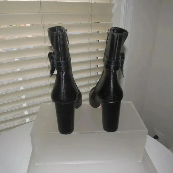 WHITE HOUSE BLACK MARKET Bailey Buckle Ankle Booties Heels Boots Shoes Size 7.5M