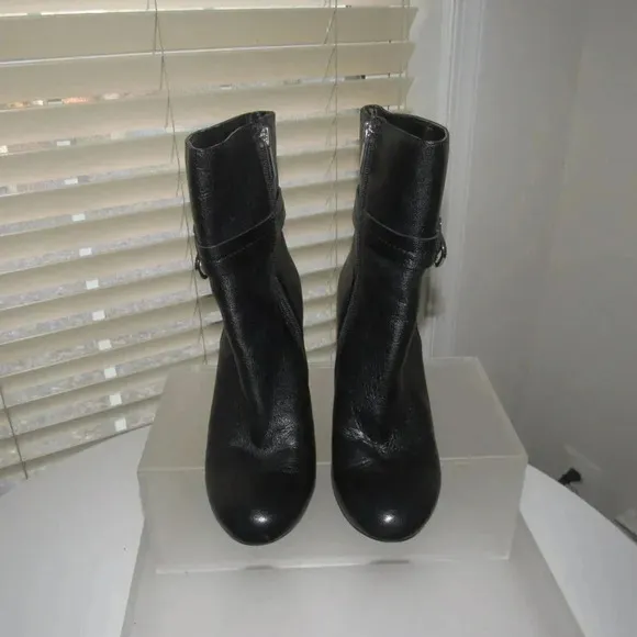 WHITE HOUSE BLACK MARKET Bailey Buckle Ankle Booties Heels Boots Shoes Size 7.5M