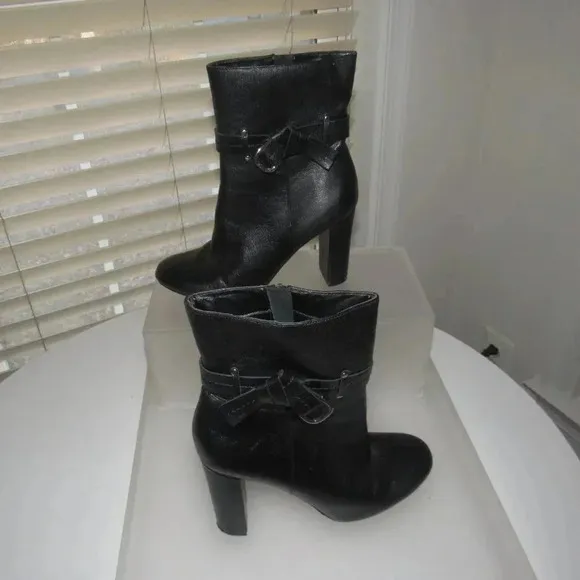 WHITE HOUSE BLACK MARKET Bailey Buckle Ankle Booties Heels Boots Shoes Size 7.5M