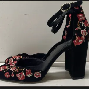 White House Black Market Floral Ankle Strap Heels Shoes Size 10 M
