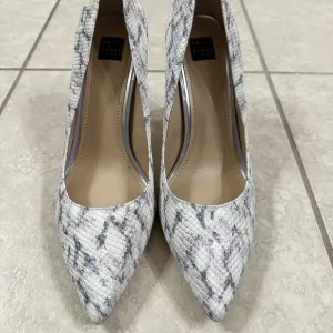 White House Black Market White &amp; Gray Snakeskin Heels Size 10 M 4in Heel Pumps