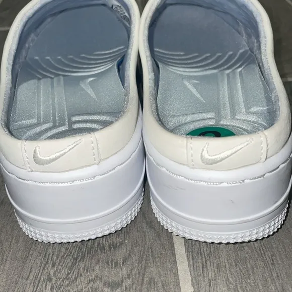 White leather Nike Air Sneaker slip ons size 8 NWT