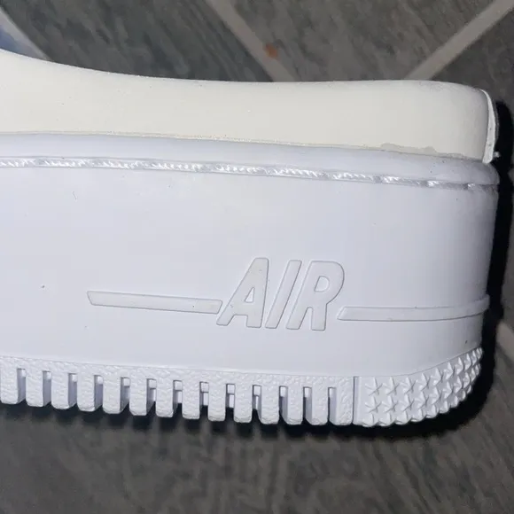 White leather Nike Air Sneaker slip ons size 8 NWT