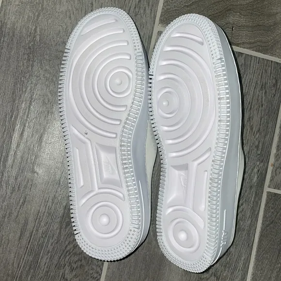 White leather Nike Air Sneaker slip ons size 8 NWT