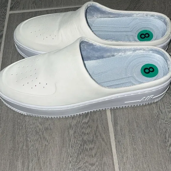 White leather Nike Air Sneaker slip ons size 8 NWT