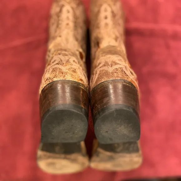 Women’s Lucchese, embroidered light brown/tan cowboy boots size9. 2” heel