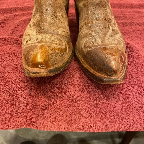 Women’s Lucchese, embroidered light brown/tan cowboy boots size9. 2” heel