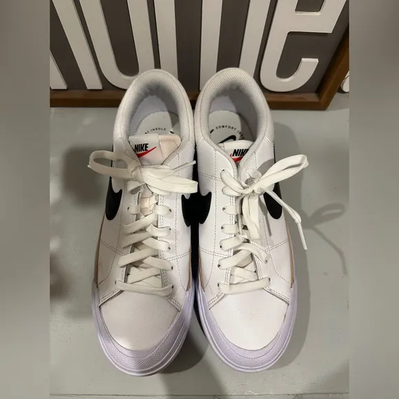 WOMEN'S NIKE COURT LEGACY LIFT PLATFORM SNEAKERS