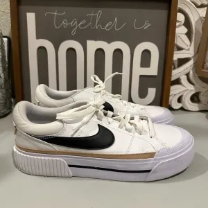 WOMEN'S NIKE COURT LEGACY LIFT PLATFORM SNEAKERS