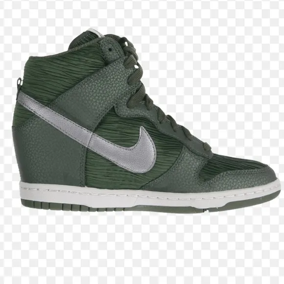 Women’s Nike Dunk Sky high Green and Gray High-Top Sneakers in EUC- size 6