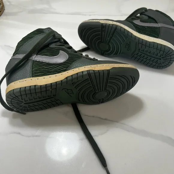 Women’s Nike Dunk Sky high Green and Gray High-Top Sneakers in EUC- size 6