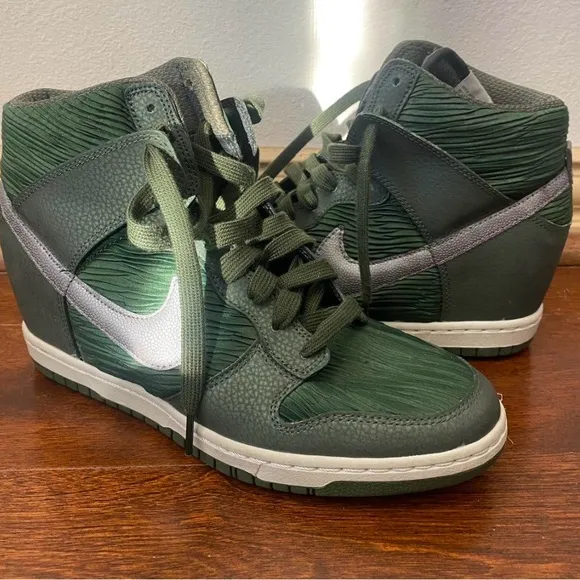 Women’s Nike Dunk Sky high Green and Gray High-Top Sneakers in EUC- size 6