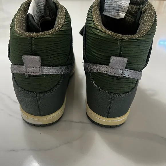 Women’s Nike Dunk Sky high Green and Gray High-Top Sneakers in EUC- size 6