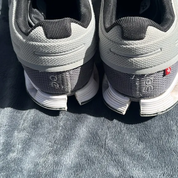 WOMEN’S ON CLOUD OC SHOES SIZE 9.5 running shoes