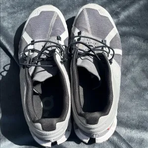 WOMEN’S ON CLOUD OC SHOES SIZE 9.5 running shoes