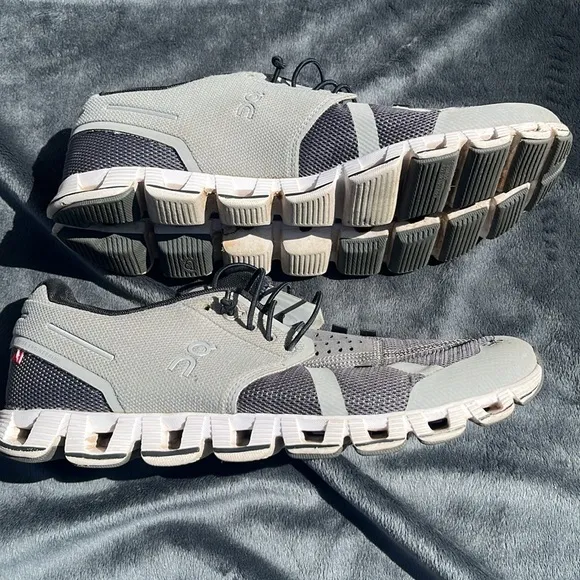 WOMEN’S ON CLOUD OC SHOES SIZE 9.5 running shoes