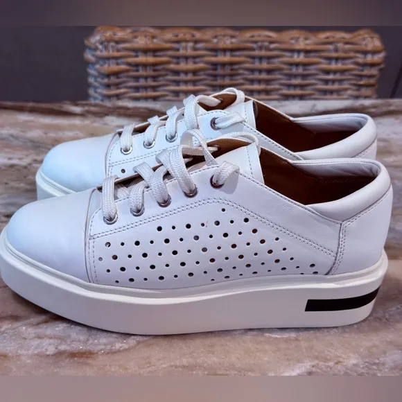 Women’s PAOLO Linea Kendra platform white sneakers- Size 6.5